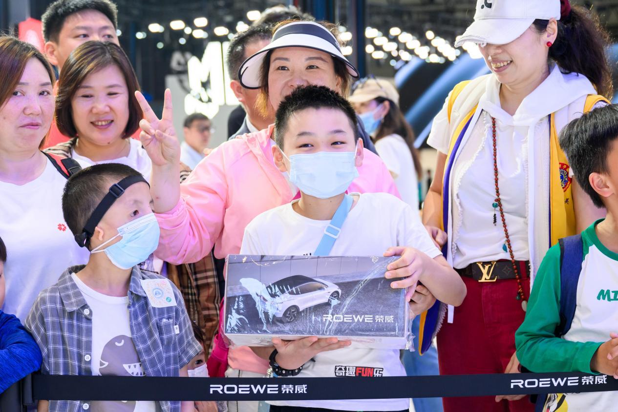 荣威经销商携中国狮子联会蓝狮服务队,与爱“童”行庆六一!