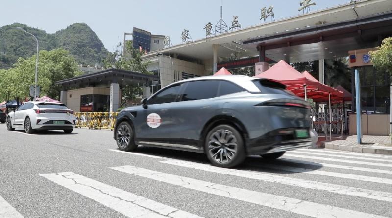 这一届高考家长送完孩子之后直接把车子改成了移动休息室