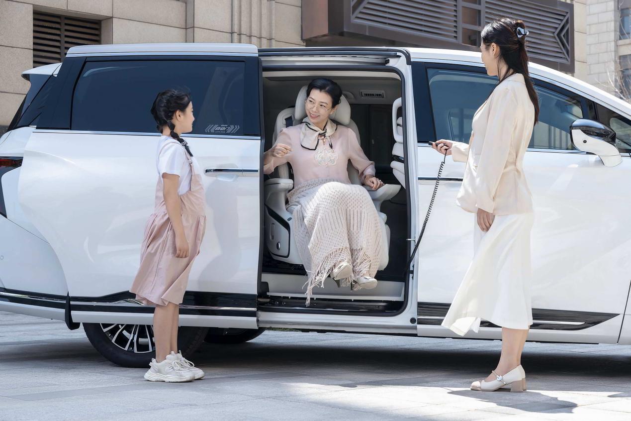 首个“老年人跌倒预防宣传周”启动,星海V9福祉版伴银发族安心出行