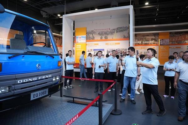 擎东风 话「媒」好 | 25家战略合作媒体走进东风商用车