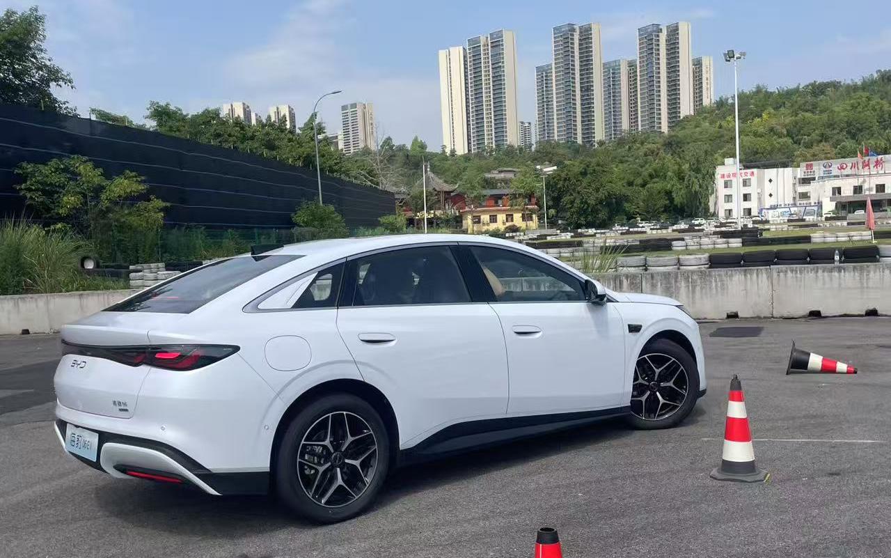 海豹06EV试驾感受总结，智能泊车辅助很丝滑，云辇-C加持不晃不颠
