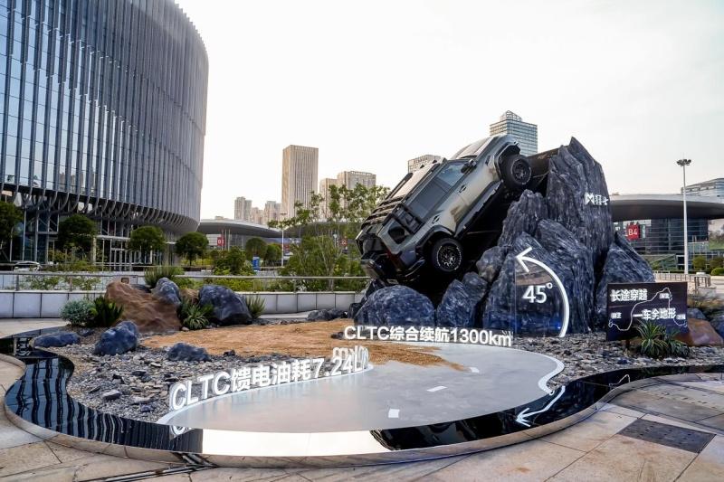 猛士M817智野双全硬核护航!俞敏洪将携“智能越野第一车”穿越内蒙全境!