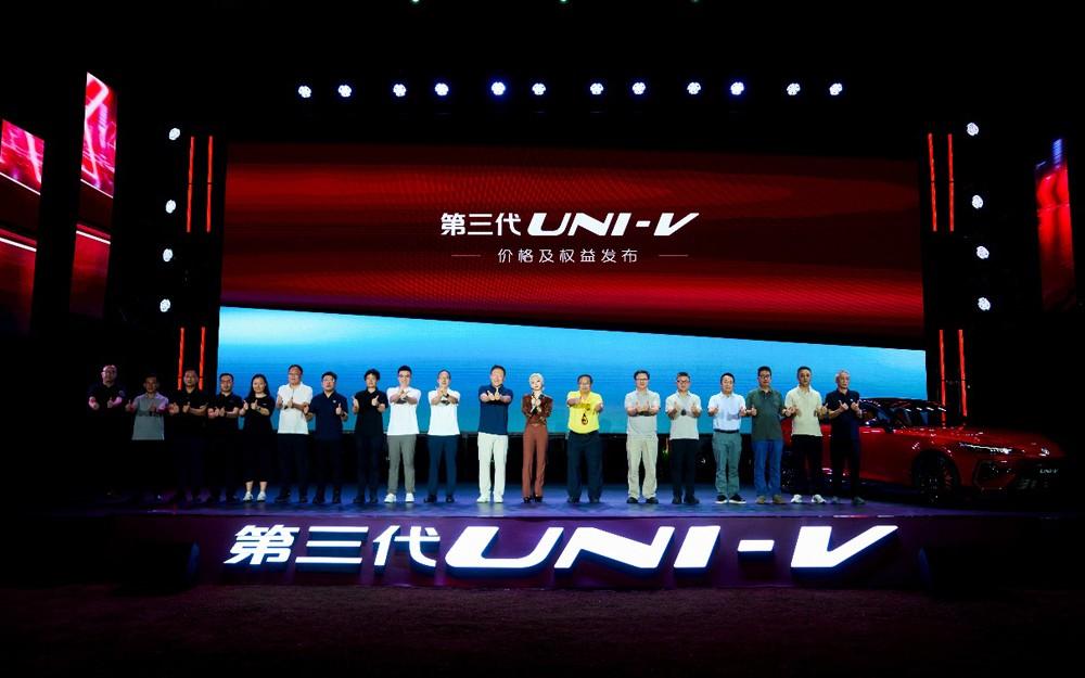 全系标配电动尾翼+掀背门,到手价9.79万元起!长安第三代UNI-V价格权益发布!