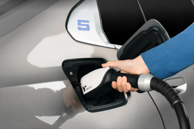 逸安启超充800kW二代桩上线，充电步入分钟级时代