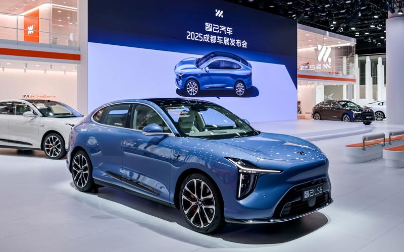 预售订单破48,000台！2025成都车展，超级增程就看智己！