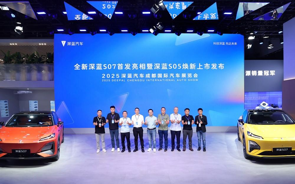 全新深蓝S07亮相车展为引领再进化，豪华、舒适、智能、续航全面越级