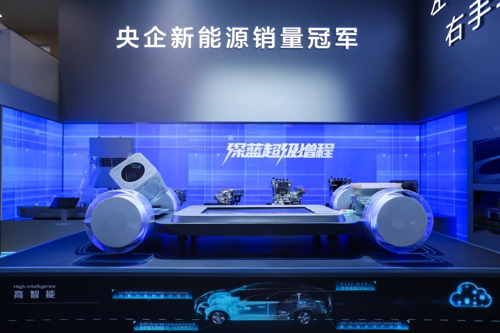 全新深蓝S07亮相车展为引领再进化，豪华、舒适、智能、续航全面越级