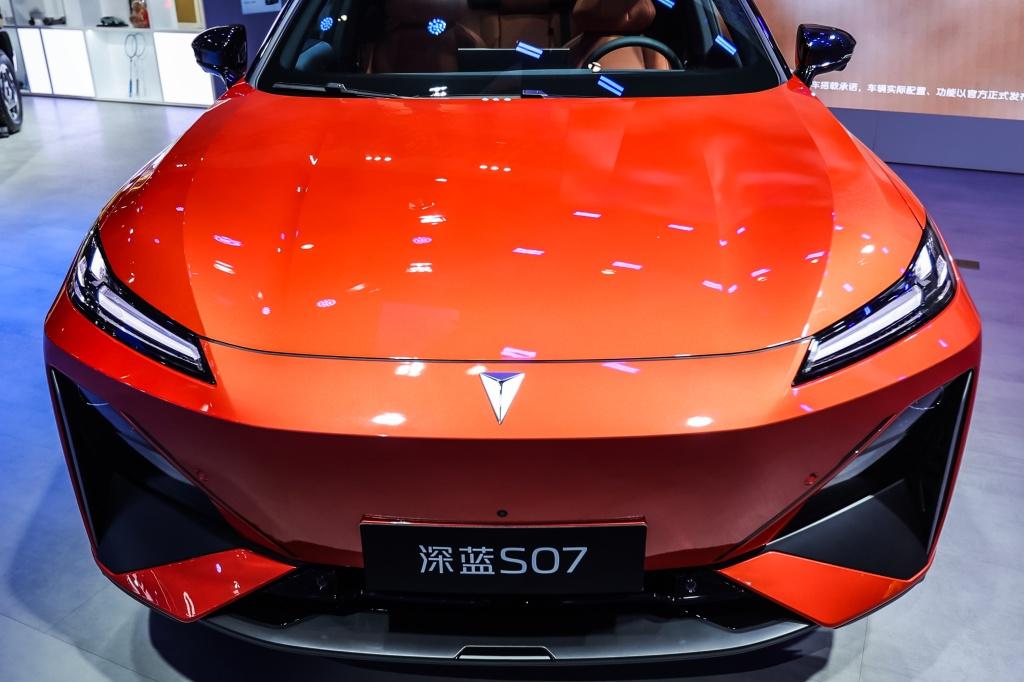 全新深蓝S07亮相车展为引领再进化，豪华、舒适、智能、续航全面越级