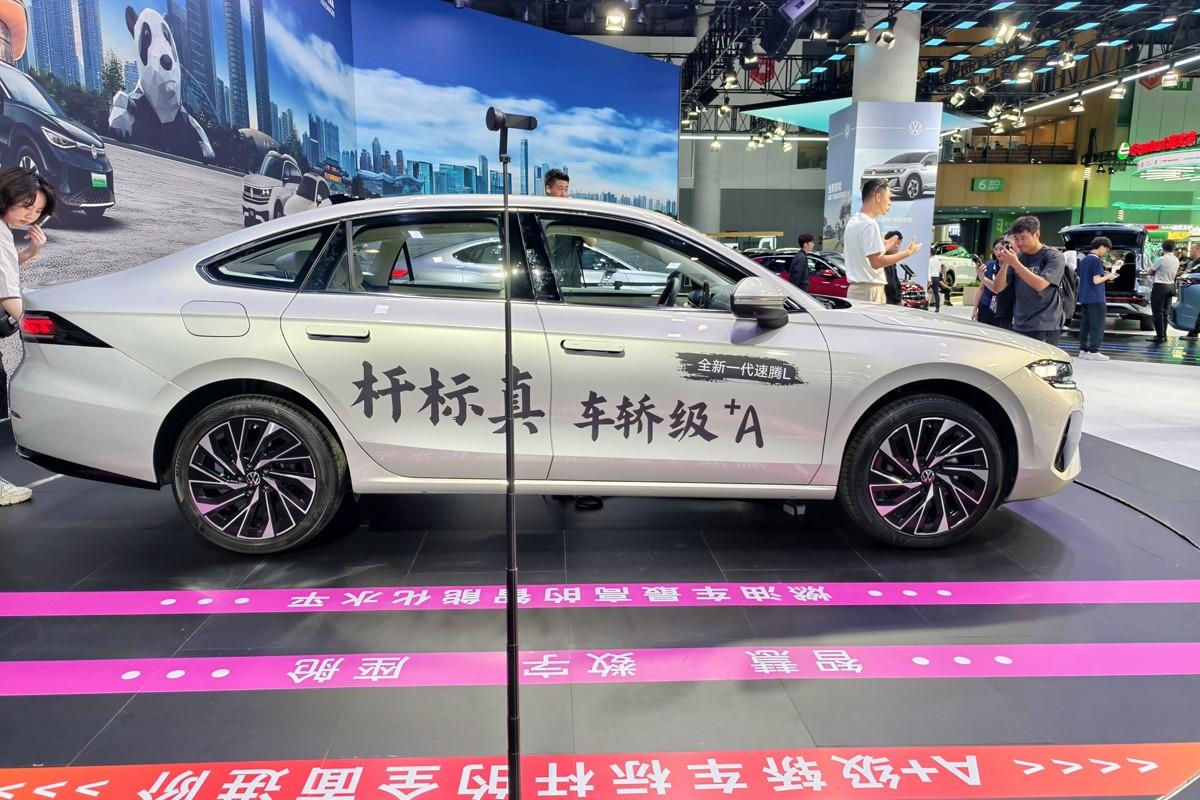 贯穿式灯带、发光LOGO、15英寸中控屏，速腾L是你的菜吗？