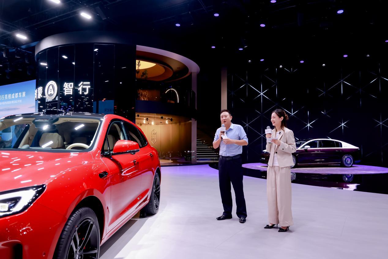 成都车展现场直击:谭乔直播解读问界新M5 Ultra跃影红新色