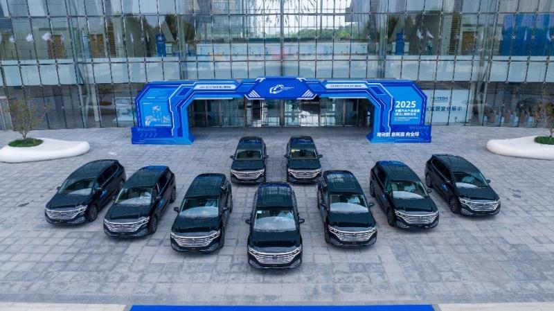 一路畅行！上汽大众威然成为2025泰达汽车论坛VIP用车