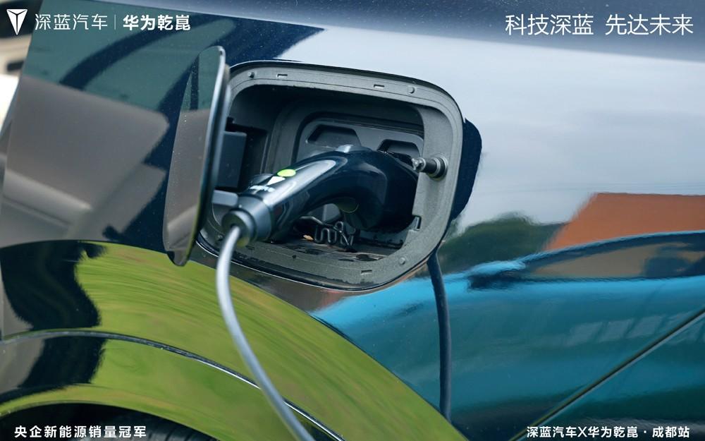 科技与美食的交融，豪华与智能的共鸣，深蓝汽车打造一场沉浸式智慧出行体验