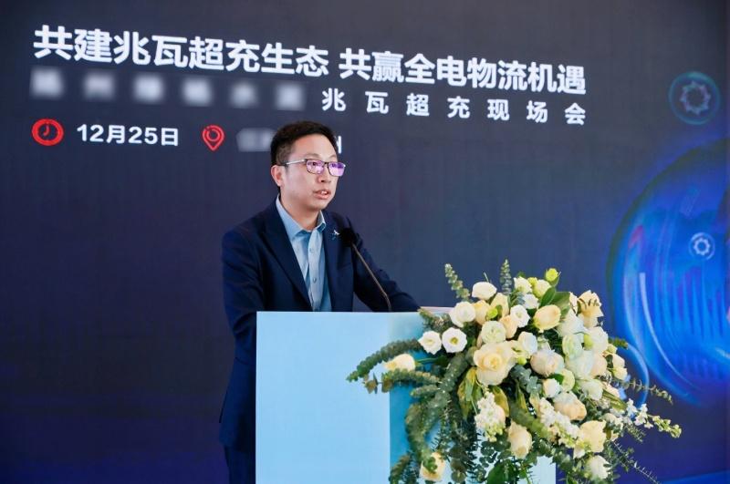 30台兆瓦超充重卡交付！东风&华为共建兆瓦超充生态 共赢全电物流机遇