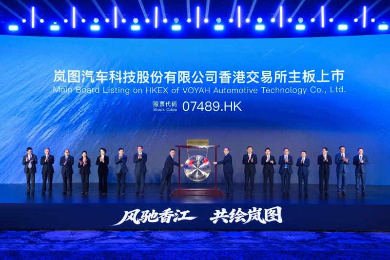 中国最大五座SUV岚图泰山X8首度亮相，重新定义8系天花板