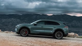 量产车与传奇赛车、经典车三线交织：保时捷纯电动 Cayenne 家族新成员北京车展迎全球首发