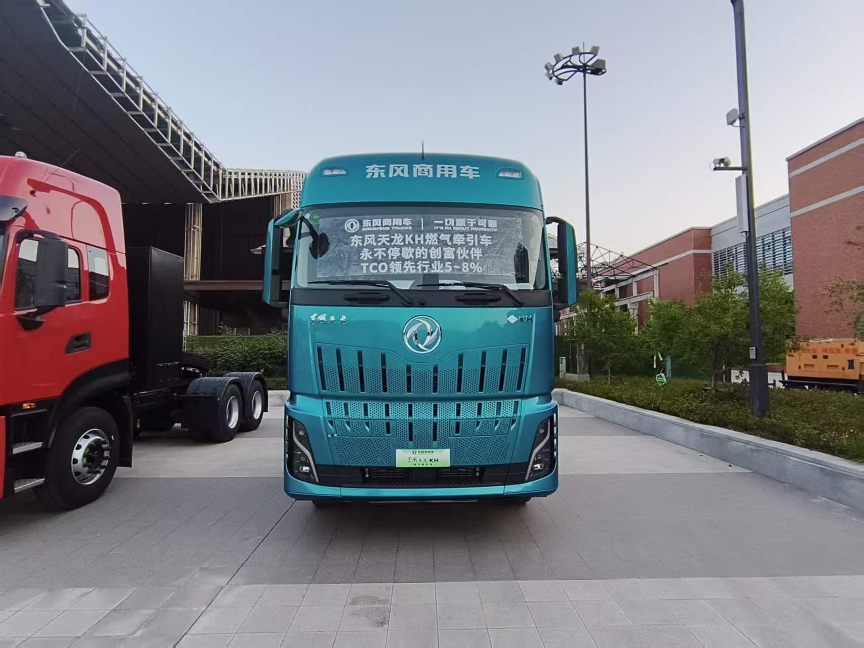 春潮涌动，车城沸腾。4月19日，以“问道武当·上善十堰”为主题的2026东风奕派十堰马拉松在十堰奥体中心鸣枪起跑。作为中国田径协会认证的国家A类赛事，本届“堰马”总规模达12000人，参赛热度再创新高。此次赛道设计极具特色，将汽车设计、制造等全产业链元素巧妙融入全程，让跑友在奔跑中感受十堰汽车工业的深厚底蕴。   十堰是东风的故乡，其发展历程与马拉松所蕴含的坚持与自我超越精神不谋而合。在半马终点的东风汽车博物馆，东风商用车展出了两台重磅商品：东风天龙KL华为兆瓦超充牵引车与东风天龙KH燃气牵引车。这两款“硬核选手”，一台是新能源领域破解“补能焦虑”的标杆之作，一台是燃气重卡赛道兼顾动力、经济与舒适的创富伙伴，它们共同在“堰马”赛道上，为来自全国的跑友展现东风商用车在新能源与传统能源双线并进的发展答卷。   东风天龙KL：用兆瓦速度诠释奔跑效率 马拉松赛事所要求的长距离持续奔跑，是对人类体力与意志力的极限考验。在物流运输领域，资源运输和倒短运输场景同样对车辆的续航能力和运营效率有着极致追求。面对新能源重卡的补能难题，东风天龙KL华为兆瓦超充牵引车应运而生。车辆搭载华为兆瓦超充技术与欣旺达高倍率电池，双枪充电最大电流达2000A，不到20分钟即可完成20%至80%的电量补充。这一补能速度，将彻底解放纯电重卡的补能瓶颈，让重卡电动化从封闭场景迈向全场景。   该车搭载绿控永磁同步电机，峰值功率达510kW，配合绿控4挡AMT变速箱，确保满载工况下动力充沛、起步平稳。E/P双模式智能切换系统是这款车实现“多拉快跑还省电”的关键：在重载起步、山区爬坡等高负荷工况下，系统自动切换至P模式优先保障动力输出；而在空载或平坦公路行驶时，则切换至E经济模式，最大化能源经济性。这种精准的场景化适配，正是应对资源运输“空载去、满载回”典型工况的智慧方案，让不同驾驶经验的用户均能实现低能耗运营。 在可靠性方面，东风商用车数十年造车经验打造成熟底盘平台，搭载top级三电系统，可靠性经过市场验证。车辆关键电气部件均达到IP67级防护标准，双层钢结构电池包搭配热失控预警系统，从容应对矿区、港口等潮湿多尘的环境。此外，基于数十万客户驾驶大数据自主研发的整车控制系统，融合完全解耦制动能量回收技术与辅助制动技术，通过分场景最优匹配逻辑，进一步降低全生命周期运营成本。   东风天龙KH：以极致TCO定义创富伙伴 如果说东风天龙KL华为兆瓦超充牵引车是新能源赛道的破局者，那么东风天龙KH燃气牵引车则是燃气重卡领域精益求精的集大成者。基于全新D600整车平台打造的东风天龙KH，搭载了康明斯Z15N发动机，可配合赢动AMT变速箱或者龙擎DA12/DT14变速箱，组成一体化高效动力链，最大输出功率可达630Ps，峰值扭矩2620N·m，最低比气耗仅176g/kWh，不仅能轻松应对高速超车、重载爬坡等复杂路况，还能进一步降低能耗，帮助客户实现降本增效。   除去强大动力外，高承载能力也是提高运营效率的核心保障。东风天龙KH燃气车整合了200余项轻量化技术，整车整备质量仅为8.7吨，在满足法规要求的情况下相比同级别车型装载量提升500公斤左右。在外观设计上，整车风阻系数低至0.396，远低于行业普遍水平，配合流线型前面罩与低窗线玻璃设计，有效降低高速行驶风阻，进一步减少燃料消耗。 舒适性同样是东风天龙KH的一大亮点。整车拥有行业最大驾驶位，1111L的储物空间分布在驾驶室内多个区域，日常随车工具以及生活用品可有序收纳。一米宽的下卧铺，躺卧休息更舒适。主驾驶座椅采用了气囊减震座椅，提高在颠簸路面的行车舒适性。双12.3寸悬浮式大屏与科大讯飞联合定制的智能语音助手，支持语音控车、远程诊断和主动提醒功能，让驾驶室真正成为卡友舒适智能的移动之家。   当前，“双碳”目标深化推进、物流行业持续承压，商用车行业正加速迈向绿色化、智能化、高端化的转型之路。凭借高效、经济、安全、舒适的商品特性，东风天龙KL华为兆瓦超充牵引车与东风天龙KH燃气牵引车，不仅是东风商用车在新能源与传统能源双线并进的战略成果，更是对物流运输行业核心需求的精准回应。 当数千名跑者在半程马拉松终点的东风汽车博物馆前，感受着汽车工业的历史沉淀，东风商用车的“双线动力”正以另一种姿态领跑时代。它们是赛道旁一道靓丽的工业风景线，更是东风商用车以技术硬实力为物流行业注入强劲动能的生动缩影。
