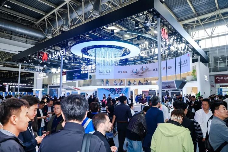 华为智擎&华为超充重磅亮相2026北京车展，引领运动域智能化与重卡超充化