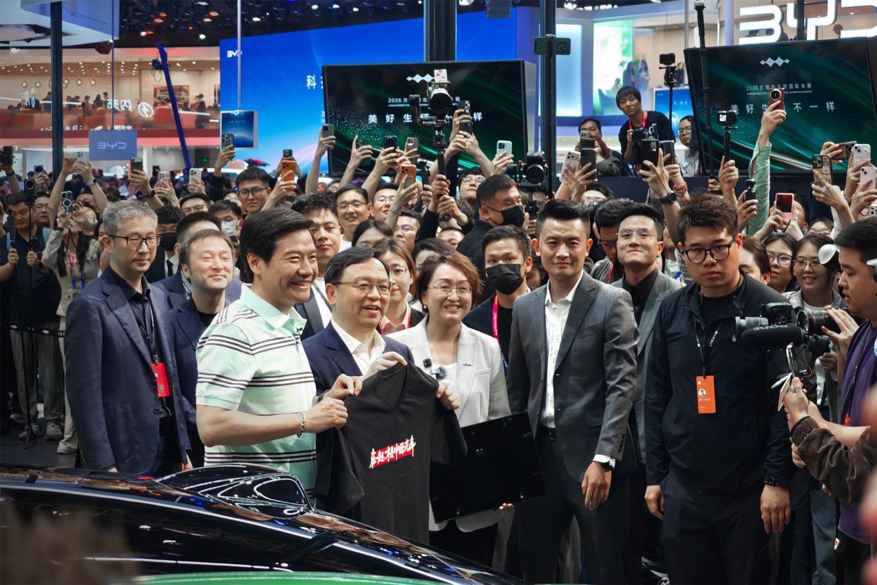 北京车展顶流实锤！比亚迪E3馆炸场，明星老外齐打卡