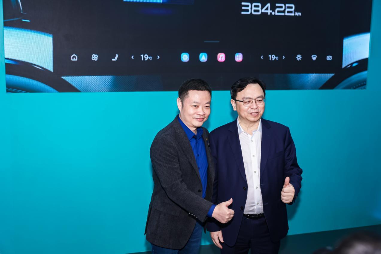 北京车展顶流实锤！比亚迪E3馆炸场，明星老外齐打卡
