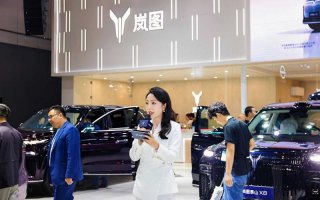岚图汽车亮相2026成都五一国际车展，泰山X8“一键成床”成全场焦点