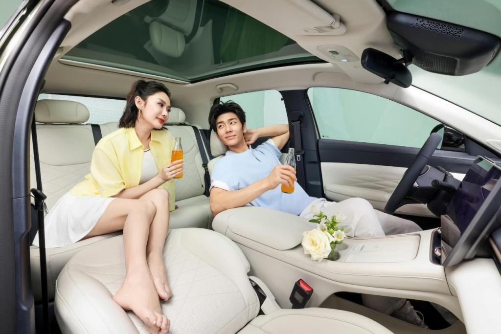 增配不加价！6.28万起极狐贝塔T1重构家庭精品纯电新标杆