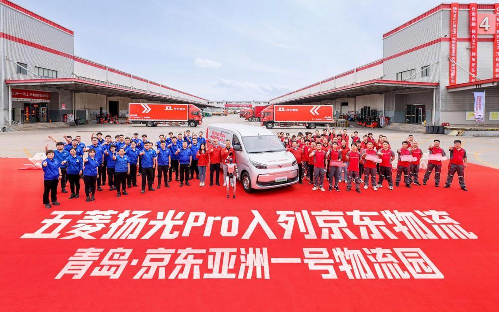 高效城配新范式！五菱首款“9方级大轻客”扬光Pro亮相亚洲一号，首批交付京东物流