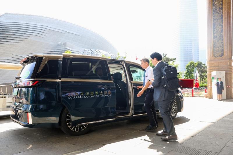 盛会启幕，旗舰闪耀 岚图汽车为2026夏季达沃斯论坛保驾护航